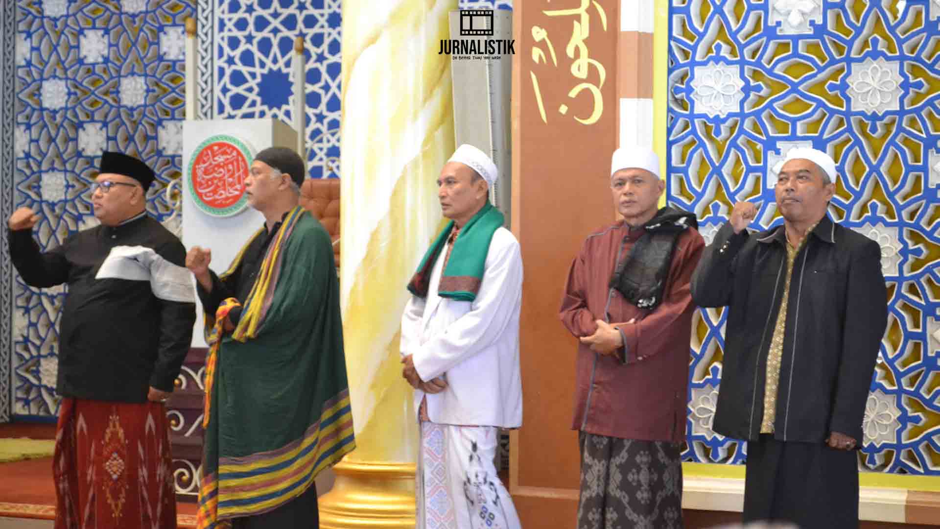 Foto KH. Abdul Malik Sanusi, Ketua MWC Kaliwates beserta Takmir Masjid Roudhotul Muchlisin.
